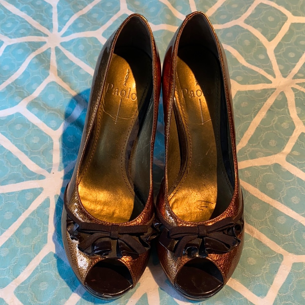 Paolo size 8M bowed, shiny bronze high heels
